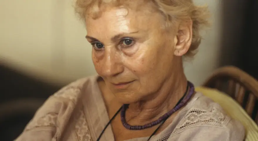 Portret starszej kobiety z siwymi włosami, w naszyjniku. W jej oczach widać wspomnienia o ryszarda hanin dzieci.