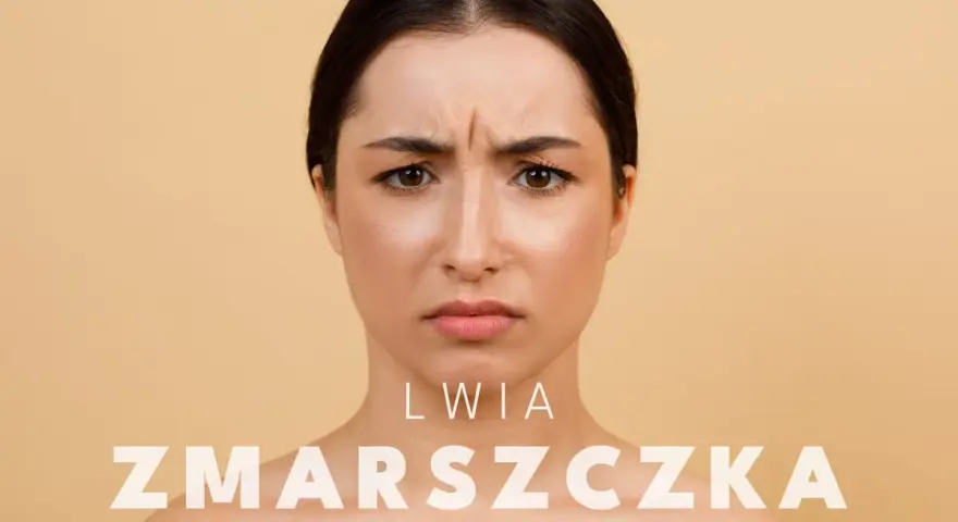 Kobieta z wyraźną lwia zmarszczka między brwiami. Dowiedz się, jak pozbyć się lwiej zmarszczki i odzyskać gładką skórę.
