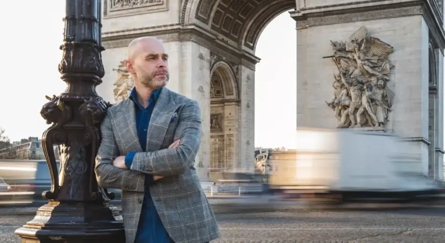 Jaką koszulę do brązowej marynarki wybrać, aby wyglądać stylowo?