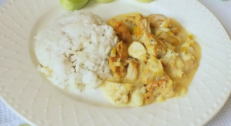 Pyszny kurczak w mleku kokosowym z ryżem i porem. Aromatyczne danie, które zachwyci każdego.