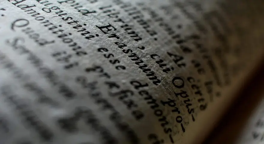 Zbliżenie na tekst księgi, widoczny fragment "Augustini esse", "Admonitione prefixa" - być może psalm 25 tekst.
