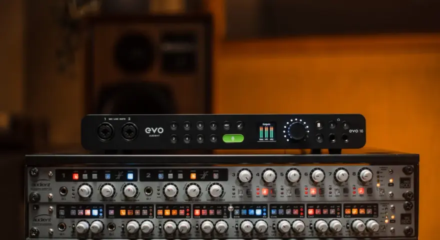 Profesjonalne studio nagraniowe z urządzeniem Audient evo 16 na górze, pod nim rack z przedwzmacniaczami.