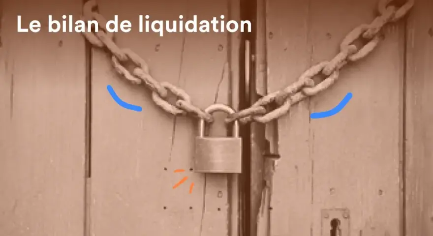 Une porte en bois fermée par une chaîne et un cadenas. Le texte "Le bilan de liquidation" suggère la fin d'une entreprise.