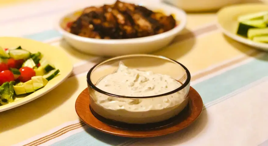 Krämig blue cheese dressing recept i en skål, serverad med sallad och grillat kött. Perfekt tillbehör!