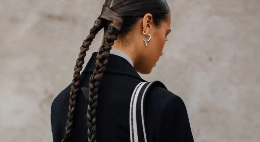 Peinados con coleta alta y trenza, un estilo moderno y elegante.