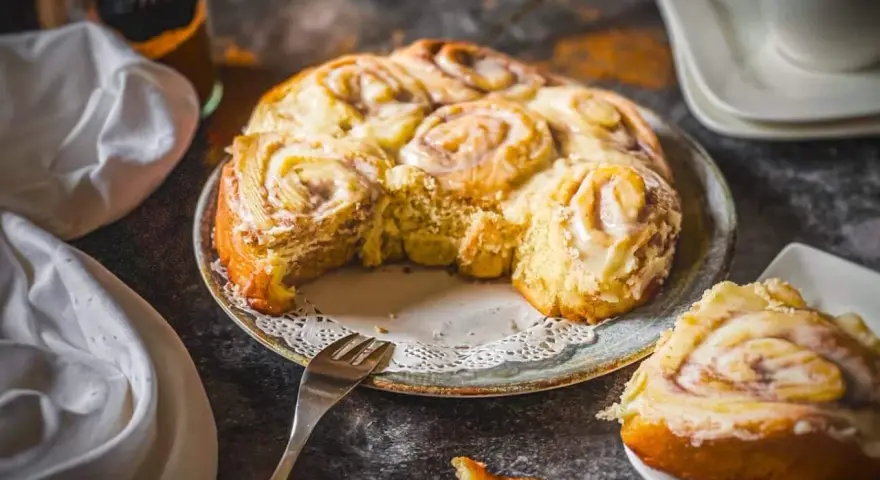 Frisch gebackene Zimtschnecken mit Zuckerguss, ein köstliches Zimtschnecken Rezept, das zum Genießen einlädt.