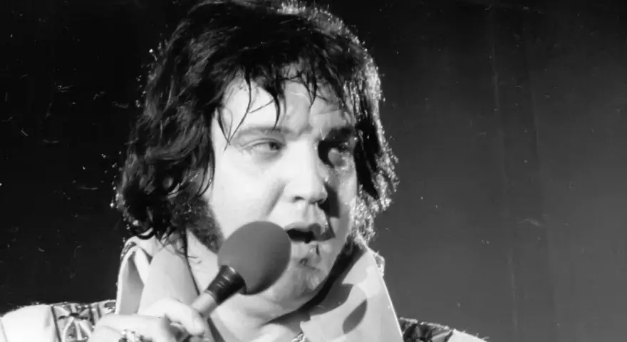Elvis Presley singt ins Mikrofon, Schweiß auf der Stirn. Seine letzte Show, bevor er starb, bleibt ein Rätsel.