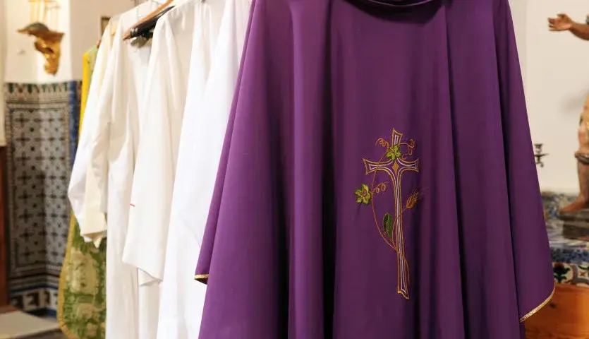 Ubranie księdza jak się nazywa – poznaj tajemnice szat liturgicznych