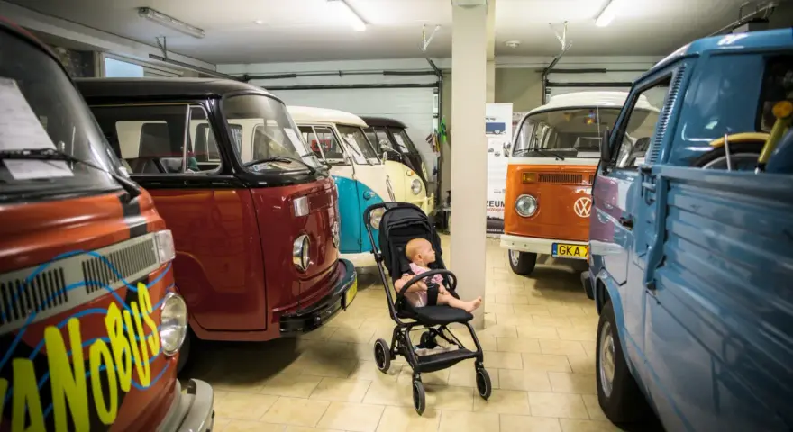 Maluch w wózku wśród klasyków w Muzeum Volkswagena w Pępowie.