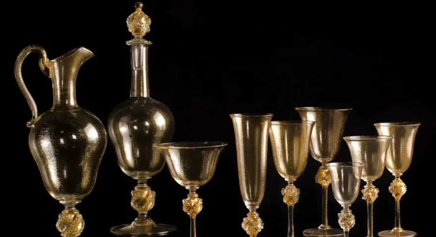 Servizio in vetro di Murano dorato, con decorazioni a foglia d'oro. La maestria nella lavorazione del vetro, che richiede un'accurata gestione della temperatura fusione vetro Murano, crea questi capolavori.