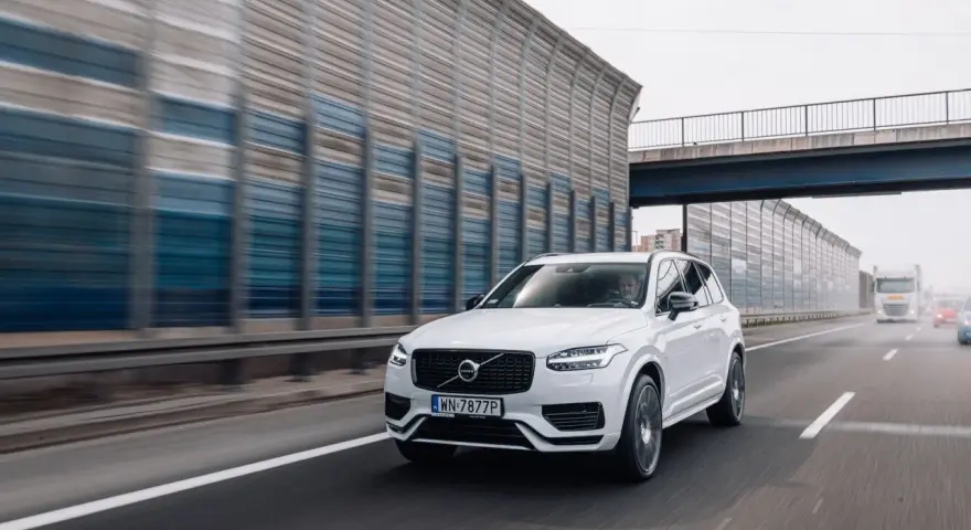 Białe Volvo XC90 na autostradzie. Jaki silnik wybrać do tego SUV-a?
