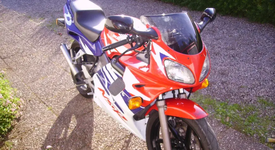 Czerwono-biało-niebieski motocykl Honda NSR 125. Poznaj jego dane techniczne i możliwości.