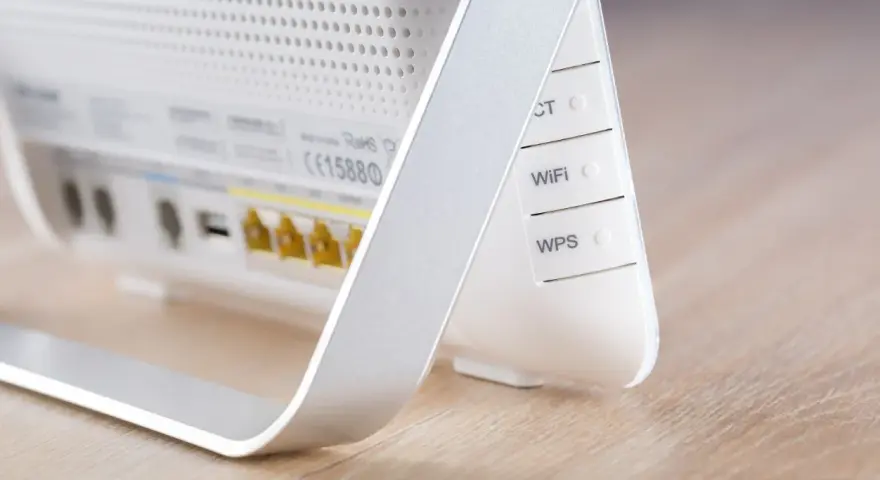 Biały router z portami LAN i USB. Widoczne przyciski WiFi i WPS. To centrum domowej sieci, prawdziwy audio router.