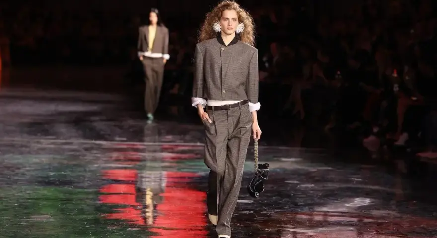 Modelka prezentuje stylizację inspirowaną latami 80. w nowoczesnym wydaniu. To zapowiedź, jak będzie wyglądać moda 2026.