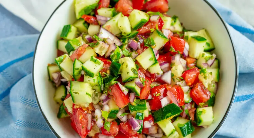 Frischer Sommersalat mit Tomaten, Gurken und roten Zwiebeln – ein einfaches und leckeres Rezept für heiße Tage.