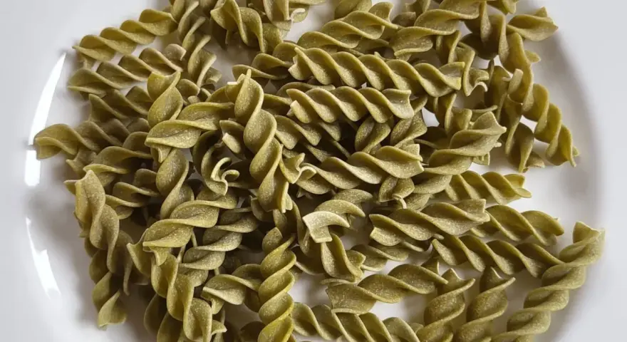 Zielony makaron fusilli, idealny jako zdrowsza alternatywa dla tradycyjnego. Czy to makaron z groszku czy fasoli mung?