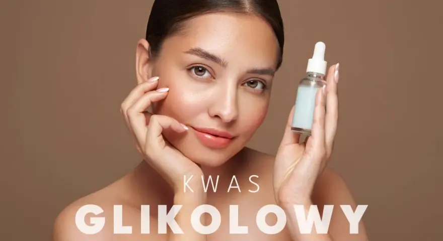 Kobieta z serum z kwasem glikolowym, które pomaga w odnowie skóry.