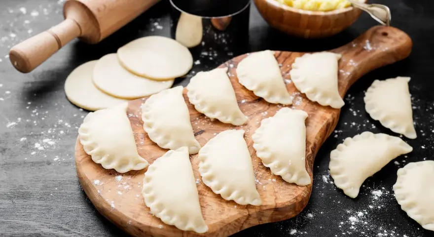 Jak sklejać pierogi, by się nie rozpadały? Skuteczne metody