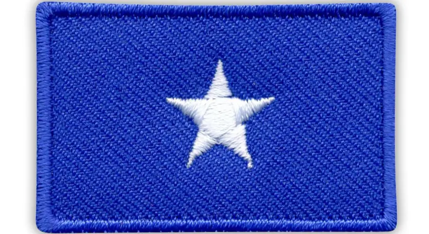 Naszywka z niebieskim tłem i białym, pięcioramiennym gwiazdorem. Symbolizuje flagę Somalii.