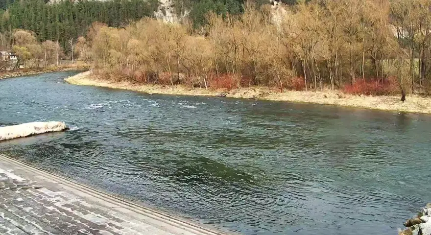 Rzeka Dunajec w Szczawnicy, widok na przystań flisacką i lasy.