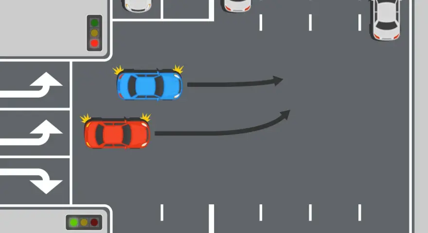 Zwei Autos, rot und blau, bereiten sich auf das mehrspurige Abbiegen vor. Pfeile zeigen die Fahrtrichtung an.