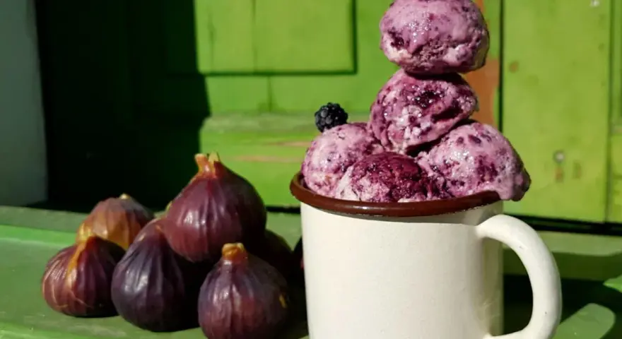 Eis aus gefrorenen Feigen, garniert mit Brombeeren, neben frischen Feigen. Ein leckeres Rezept für heiße Tage.