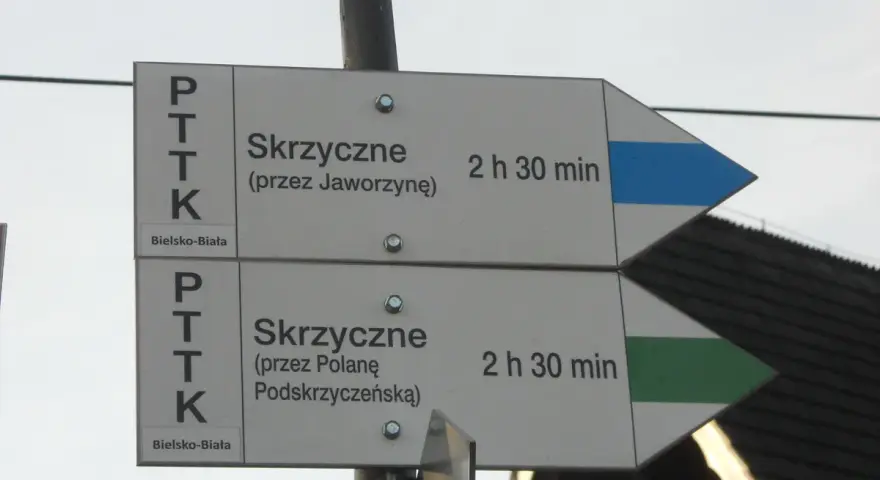 Rozdroże szlaków PTTK. Dwa drogowskazy na Skrzyczne: przez Jaworzynę (niebieski szlak) i przez Polanę Podskrzyczeńską (zielony szlak).