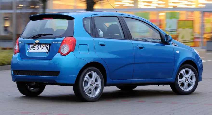 Niebieski Chevrolet Aveo w ruchu. Wiele osób szuka chevrolet aveo opinie przed zakupem.