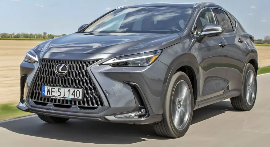 Szary Lexus NX 300h w ruchu, widok z przodu.