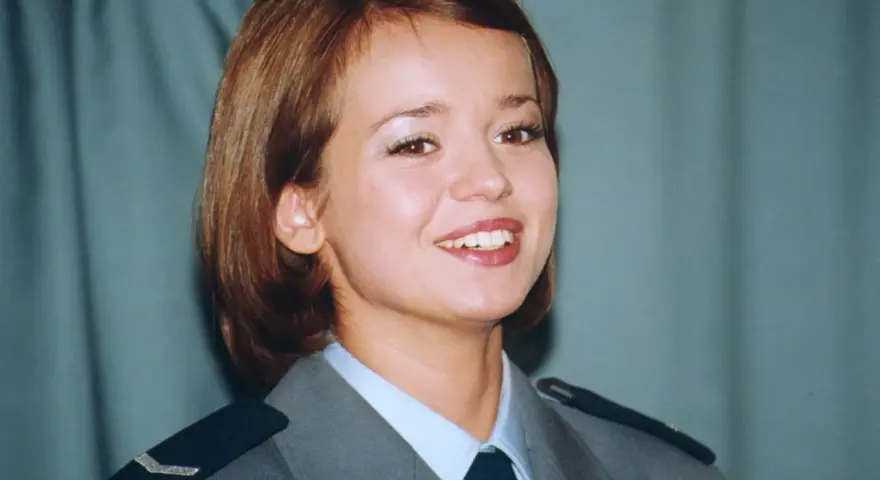 Uśmiechnięta Anna Przybylska w mundurze, przypominająca o jej aktorskim wykształceniu i roli w serialu "Złotopolscy".
