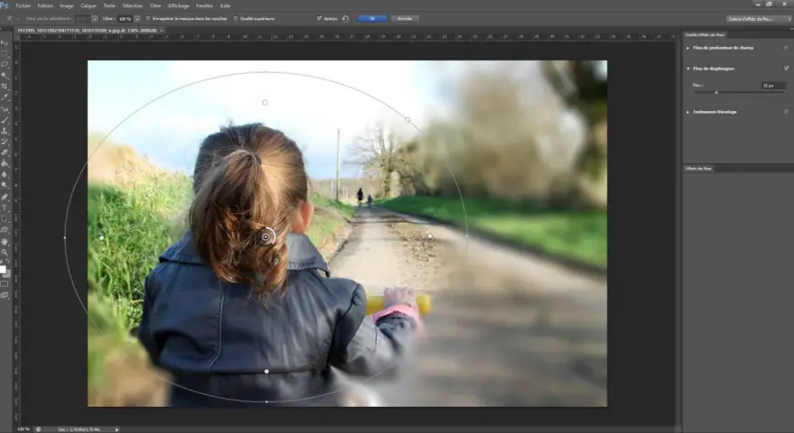 Une photo pas nette, où l'on voit une enfant de dos sur un chemin, avec un flou artistique appliqué.