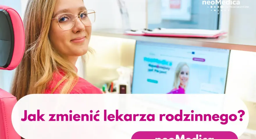 Młoda kobieta w okularach uśmiecha się, siedząc przy komputerze. Na ekranie widnieje pytanie: "Jak zmienić lekarza rodzinnego?".