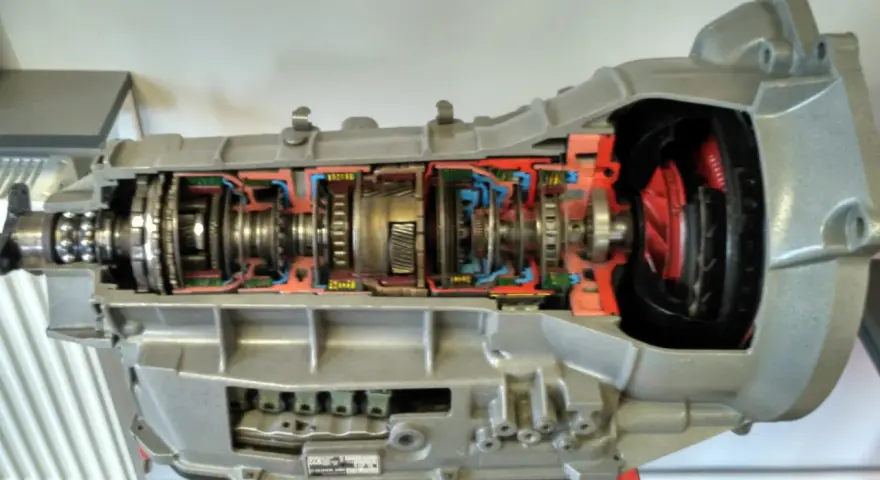 Przekrój automatycznej skrzyni biegów, ukazujący jej wewnętrzne mechanizmy. Idealny do zrozumienia, jak działa wymiana oleju w skrzyni biegów.