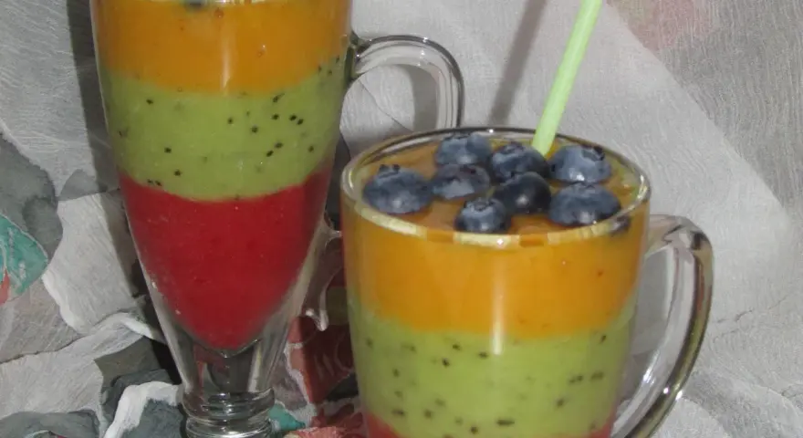 Kolorowy koktajl z nektarynek, kiwi i truskawek, zwieńczony borówkami. Idealny na orzeźwienie!