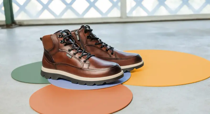 Botas de cuero marrón con cordones y cremallera lateral, un ejemplo de los diversos tipos de botas para cualquier ocasión.