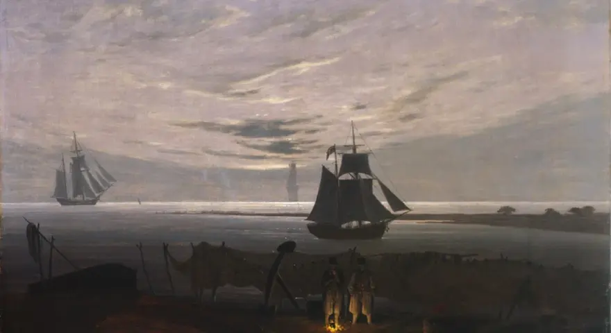 Dwa żaglowce na morzu, w oddali latarnia morska. Na pierwszym planie dwaj mężczyźni przy ognisku, typowe dla caspar david friedrich dzieła.