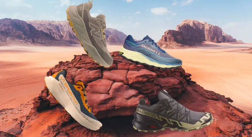 Scarpe trail running: un New Balance, un Merrell, un La Sportiva e un Salomon su rocce rosse nel deserto.