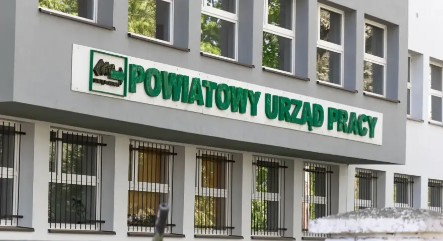 Powiatowy Urząd Pracy. Tu można dokonać rejestracji jako bezrobotny, szukając wsparcia w znalezieniu zatrudnienia.