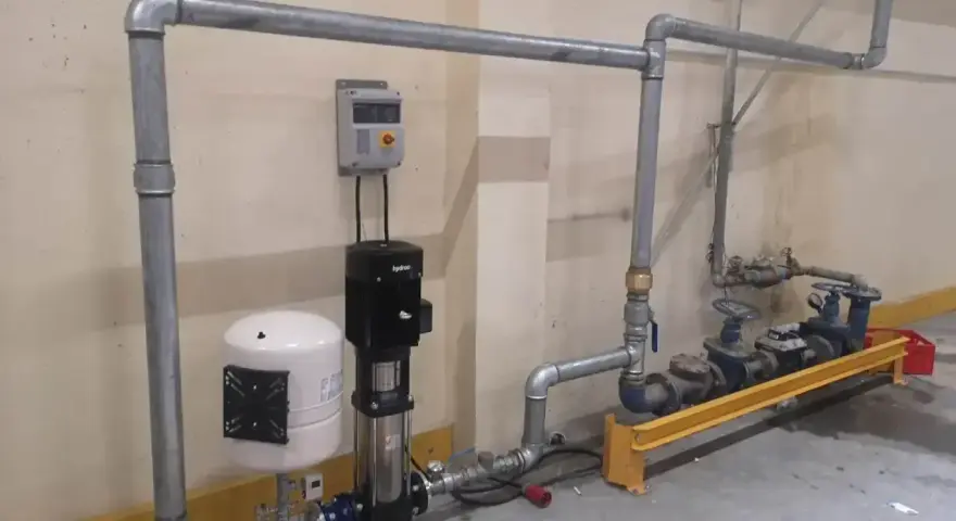 System do podłączenia wody do domu: pompa, zbiornik hydroforowy i zawory.