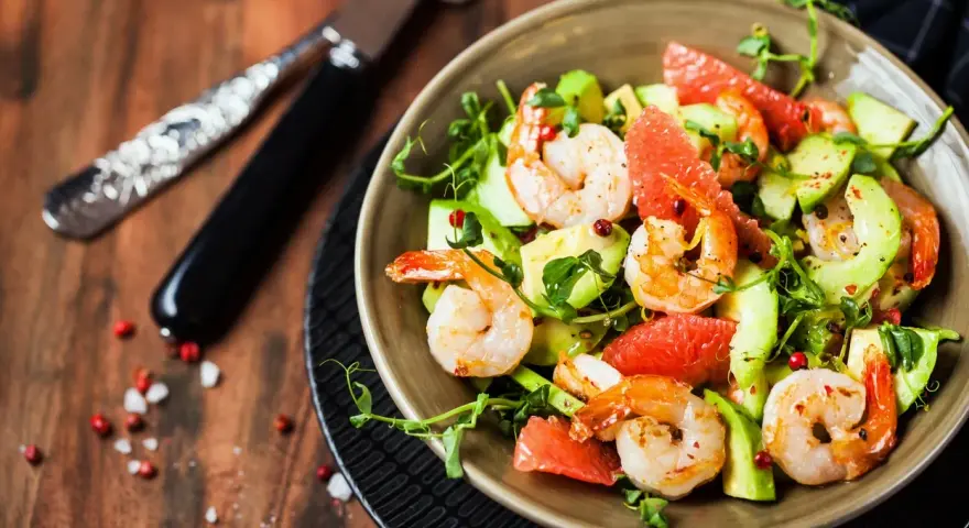 Salade avocat crevette fraîche et colorée, garnie de pamplemousse et de pousses vertes. Un délice léger.