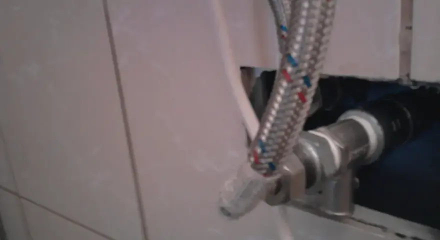 Zawór bezpieczeństwa bojler na zimnej czy ciepłej wodzie, podłączony do instalacji.