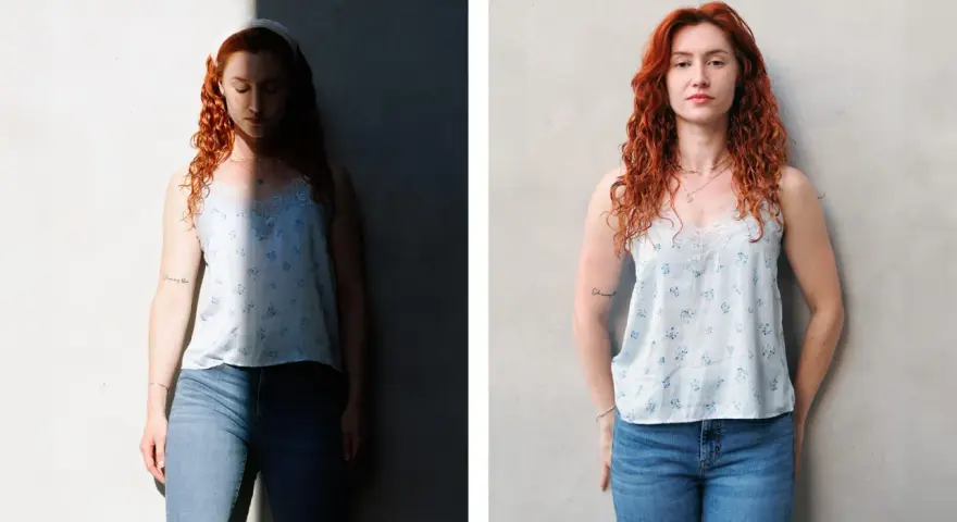 Diptyque : femme rousse aux cheveux bouclés, un côté dans la lumière, l'autre dans l'ombre. Le **contraste photo** accentue son regard pensif.