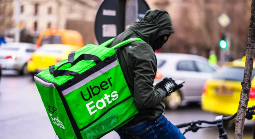 Ile zarabia kierowca Uber Eats? Zaskakujące fakty o dochodach