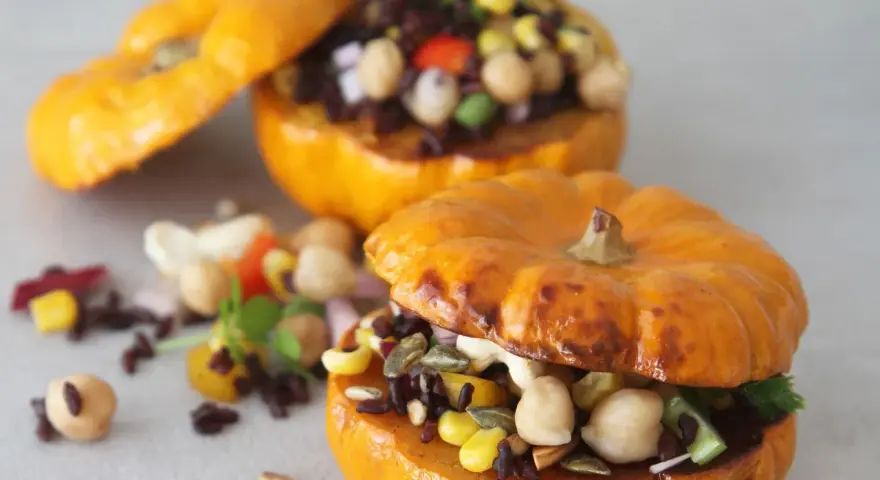 Mini calabazas rellenas de arroz negro, garbanzos, maíz y semillas. Unas deliciosas recetas con calabaza para disfrutar.