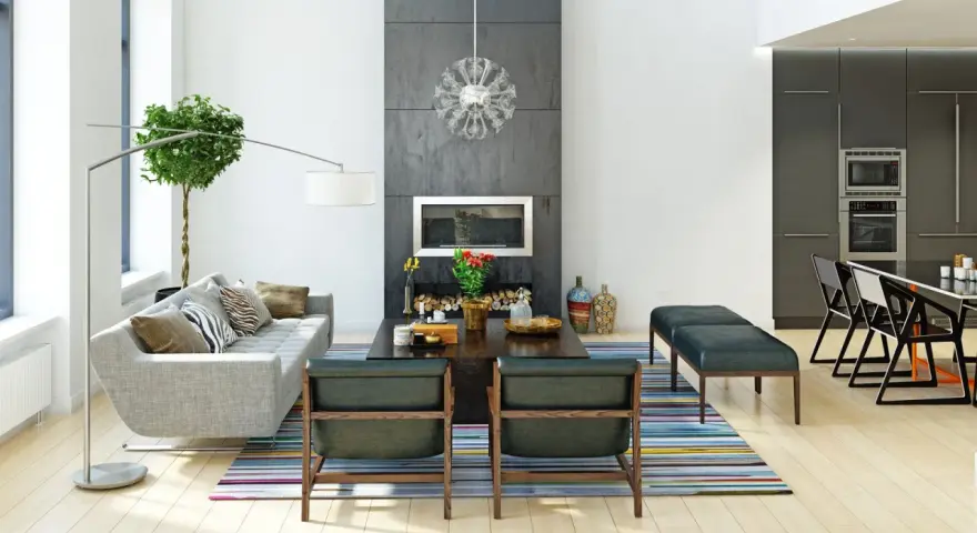 Nowoczesne wnętrza: szara sofa, kominek, designerskie krzesła i kuchnia. Różnorodne style wnętrz w jednym, przestronnym salonie.