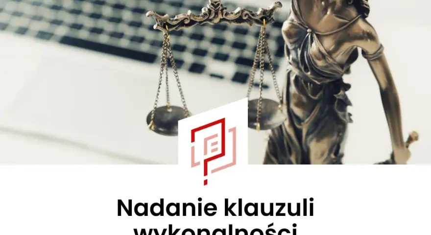 Symbol sprawiedliwości i waga, obok laptopa, ilustrują, jak wygląda klauzula wykonalności.