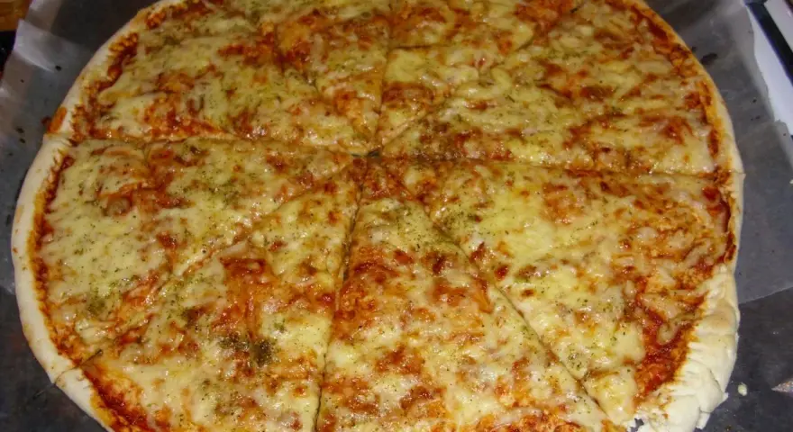 Pyszna Pizza Margherita przepis na klasyk z ciągnącym serem i aromatycznymi ziołami. Idealna na szybki obiad.