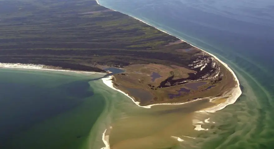 Luftaufnahme des Nationalparks Vorpommersche Boddenlandschaft. Perfekt zum Wandern entlang der Küste mit Wäldern und Lagunen.