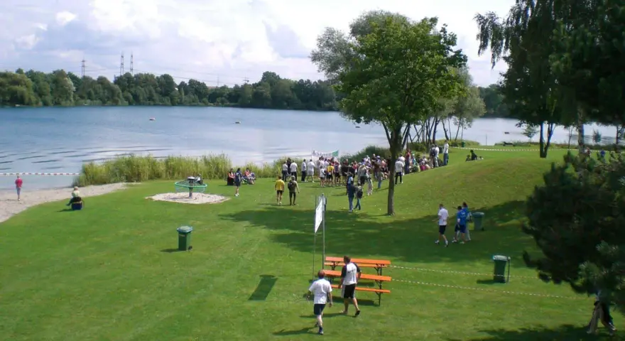Menschen genießen einen sonnigen Tag am See in Deutschland.
