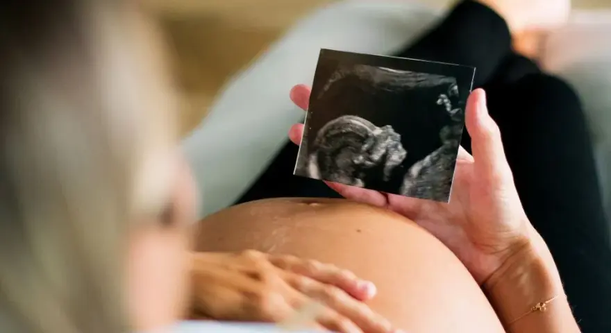 Czy kobieta podczas okresu może zajść w ciążę? Prawda o ryzyku